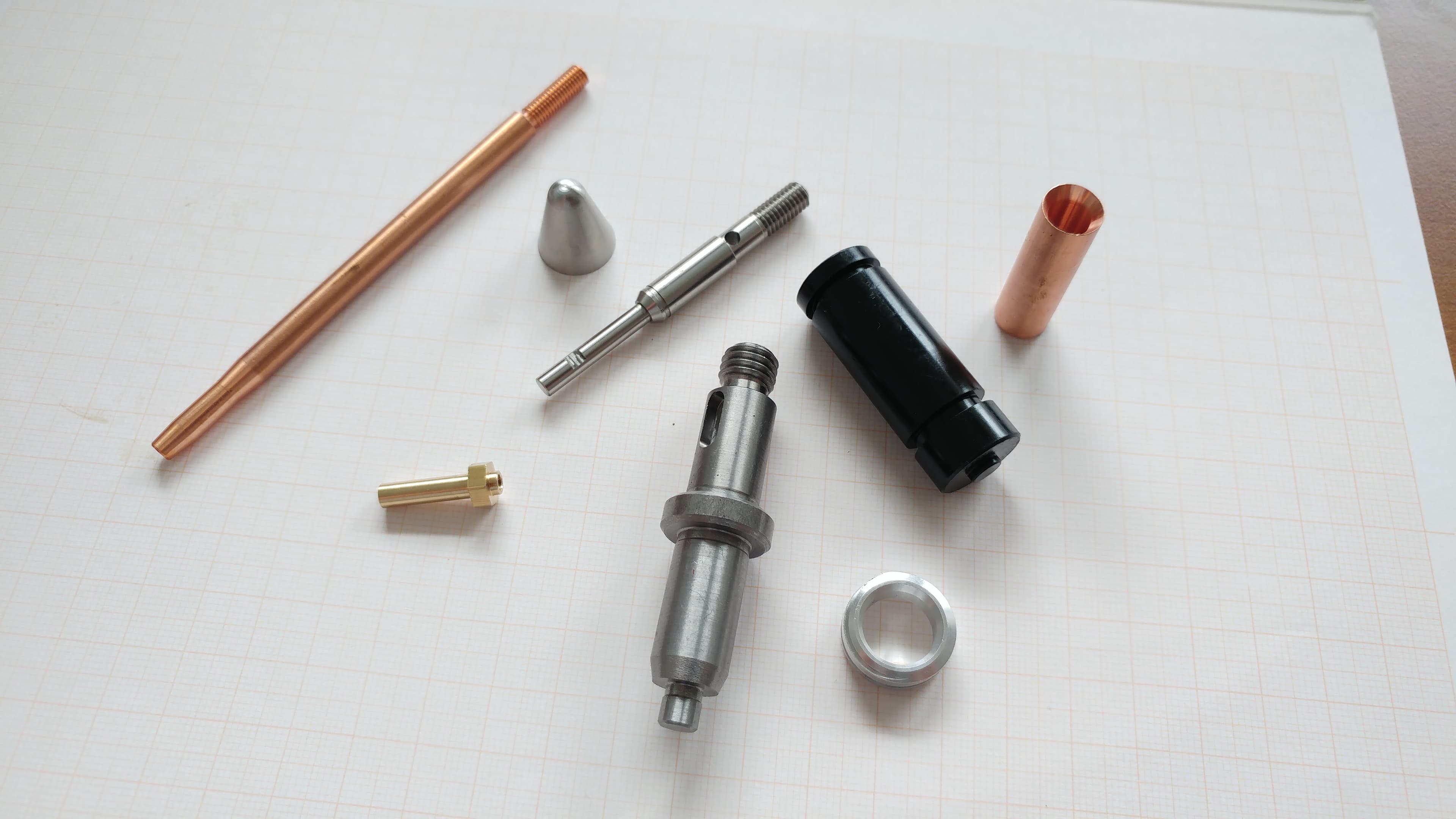 Obdelava različnih vrst materialov – inox, POM, medenina, baker, aluminij